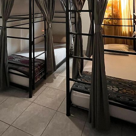 Oke Baik Hostel Γιογκιακάρτα Εξωτερικό φωτογραφία